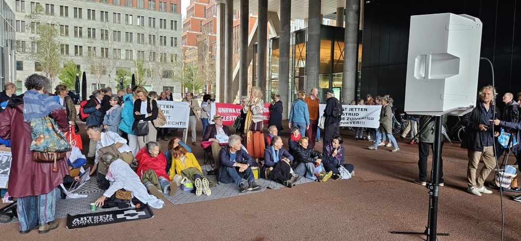 Demonstranten verzameld bij het ministerie van Buitenlandse Zaken in Den Haag
