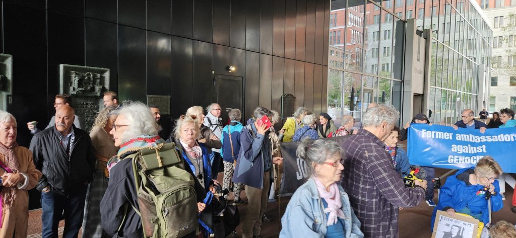 Demonstranten verzameld bij het ministerie van Buitenlandse Zaken in Den Haag