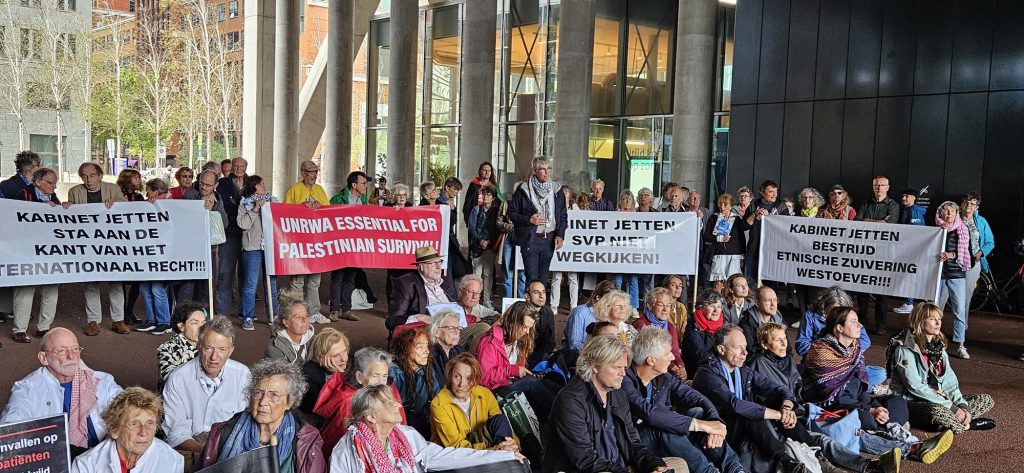 Sit-in met protestborden bij het ministerie van Buitenlandse Zaken