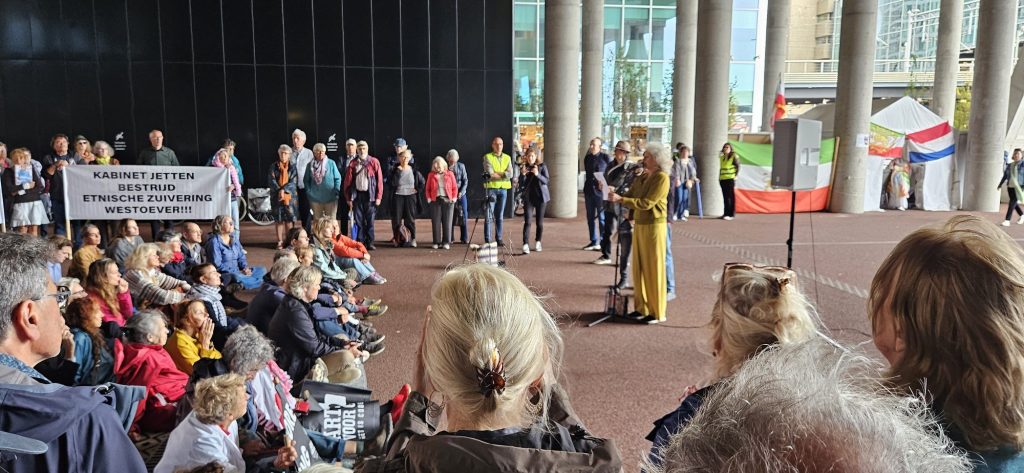 Publiek luistert naar de toespraken bij Buitenlandse Zaken