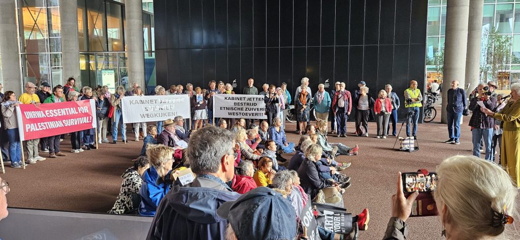 Publiek luistert naar de toespraken bij Buitenlandse Zaken