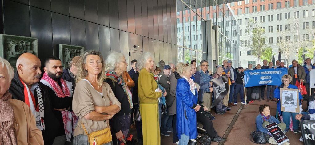 Demonstranten verzameld bij het ministerie van Buitenlandse Zaken in Den Haag